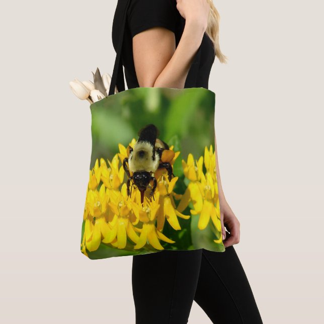 Tote Bag Bee Feasting on Butterfly Weed Wildflowers (De près)