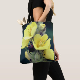 Tote Bag Beetle sur la fleur Mullein sauvage