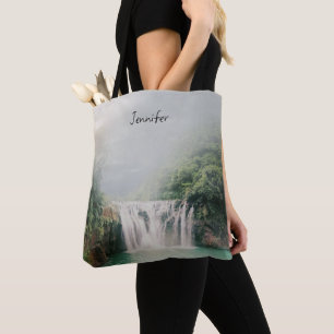 Tote Bag Belle cascade dans une forêt de montagne