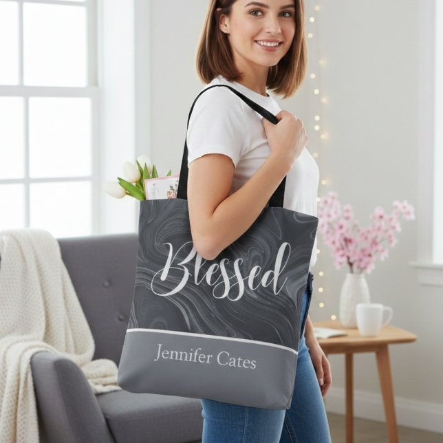 Tote Bag Bienheureux script moderne personnalisé (Blessed Modern Script Personalized Tote Bag in Faux Marble Gray and White.)