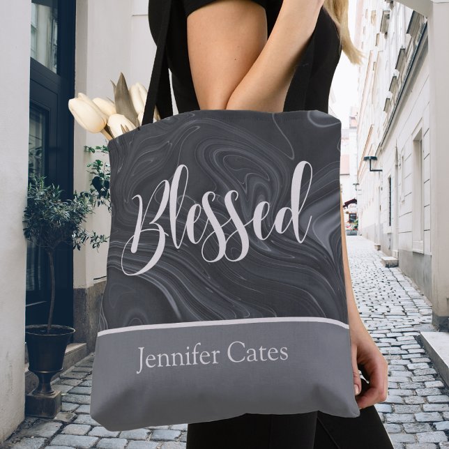 Tote Bag Bienheureux script moderne personnalisé (Blessed Modern Script Personalized Tote Bag in Faux Marble Gray and White.)