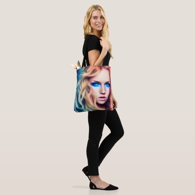 Tote Bag Blonde Haired Blue Eyed Bombshell (Sur le modèle)