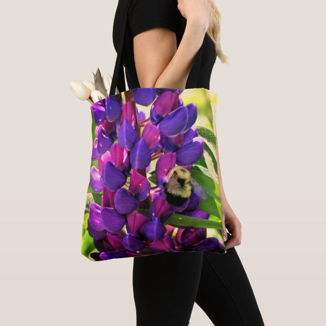Tote Bag Bumble Bee On Wild Lupine Flower Close Up (De près)