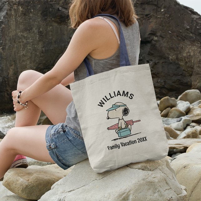 Tote Bag cacahuètes | Snoopy Beach Walk Vacances en famille (Person carrying tote bag)