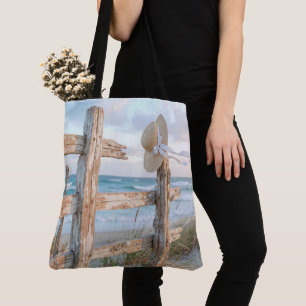 Tote Bag Chapeau de soleil sur une clôture de plage