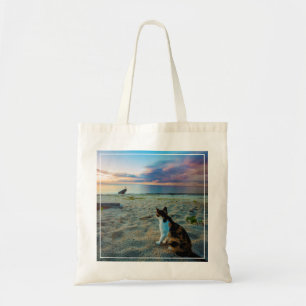 Tote Bag Chat se reposant sur une plage