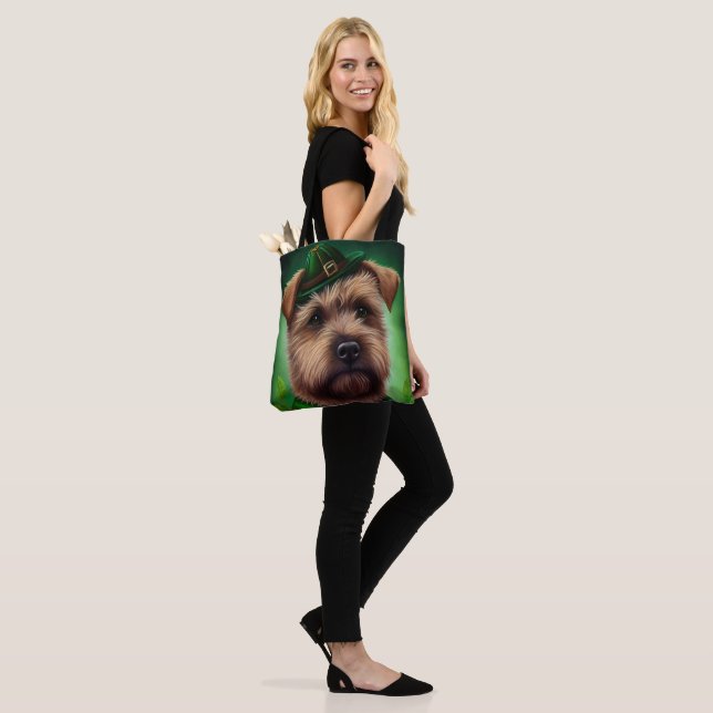 Tote Bag Chesapeake Bay Terrier en tenue de jour St. Patric (Sur le modèle)