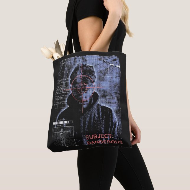 Tote Bag Ciblé - Techno-Brutalist Streetwear Design (De près)