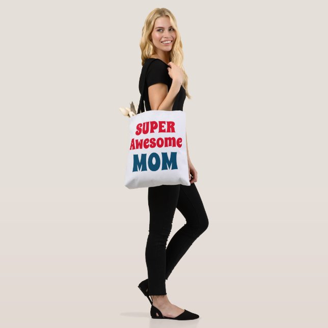 Tote Bag Citation Super Awesome Maman Typographie rouge et  (Sur le modèle)