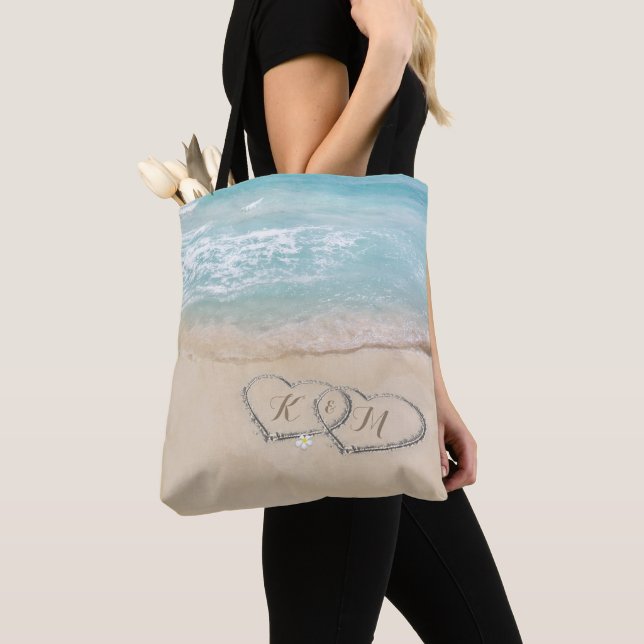 Tote Bag Cœurs dans le sable | Monogramme Couple Plage (De près)