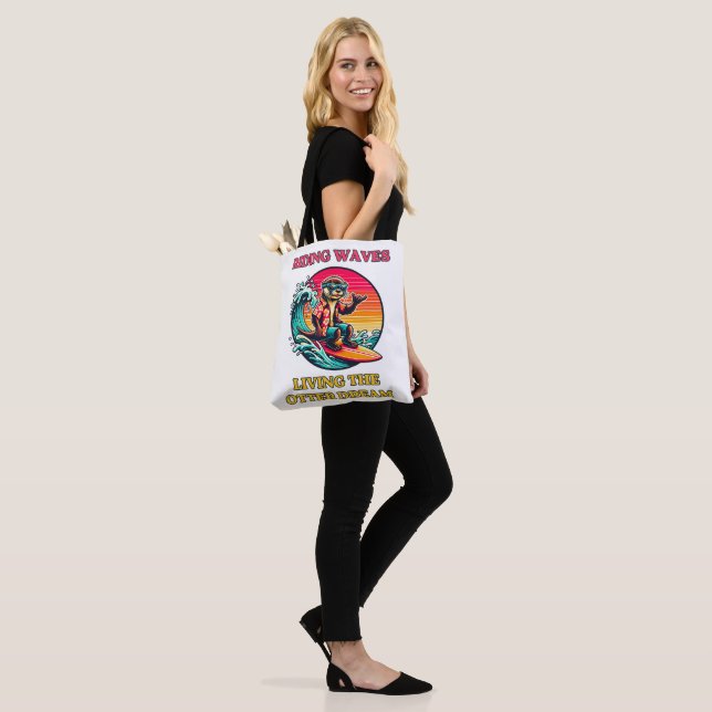 Tote Bag Cool surf Otter chevauchant les vagues (Sur le modèle)