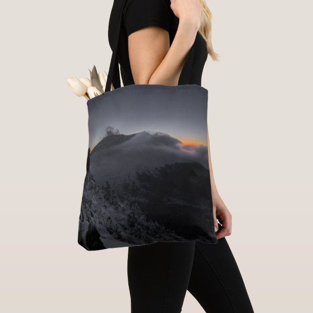 Tote Bag Coucher de soleil volcanique sur les sommets majes (De près)