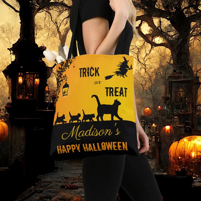 Tote Bag Cute chat famille Trick ou traiter Halloween (A fun and colorful Halloween tote bag showing a cute cat family in a Halloween scene with witch)
