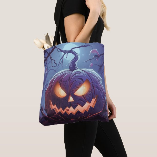 Tote Bag Déplaisant Big Jack-O' Lantern dans la forêt Hallo (De près)