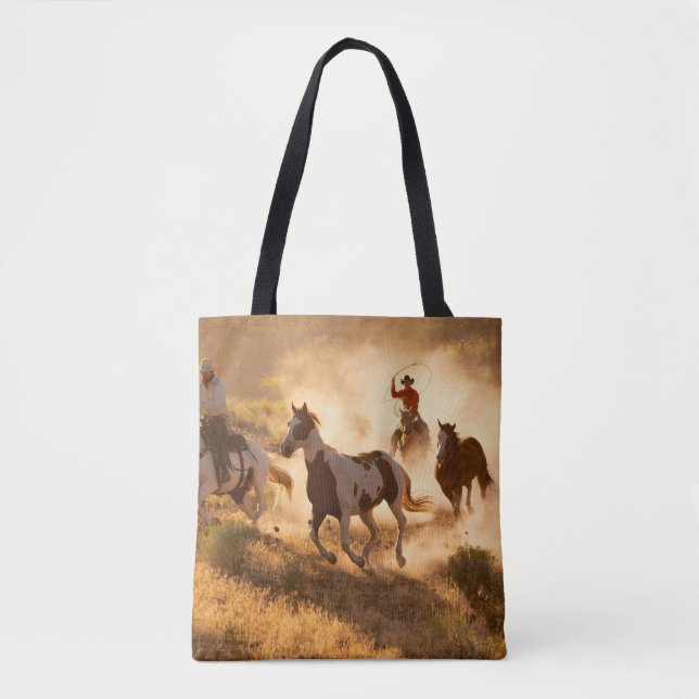 Tote Bag Deux cow-boys occidentaux à cheval, braconnant la  (Devant)