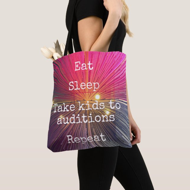 Tote Bag Dormir Chaud Rose Emmène Les Enfants Aux Auditions (De près)