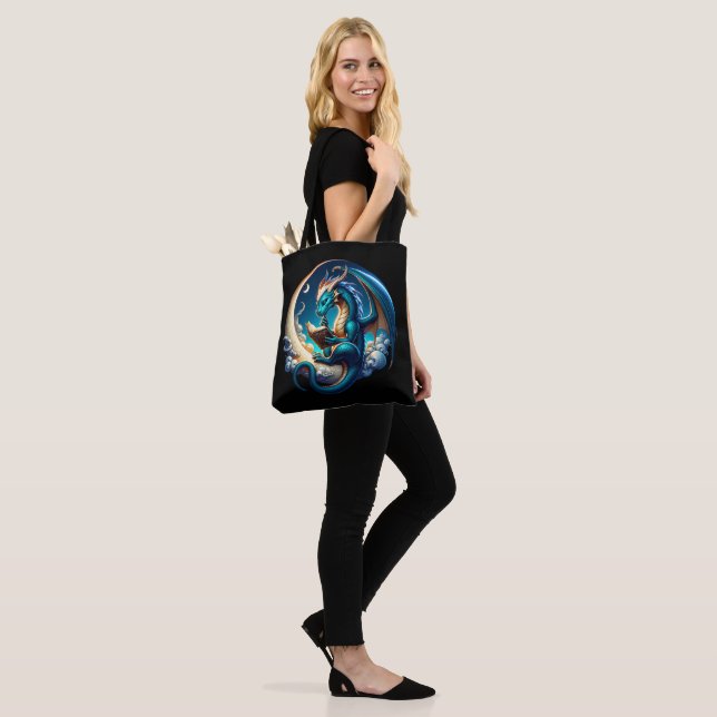 Tote Bag Dragon Bookworm, Lecture au clair de lune (Sur le modèle)