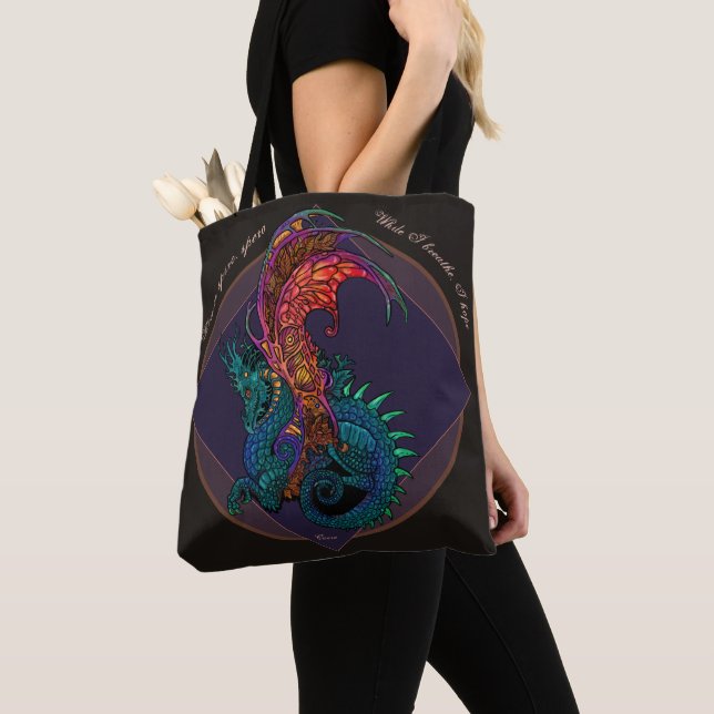 Tote Bag Dragon de style Art Nouveau avec devise latine (De près)