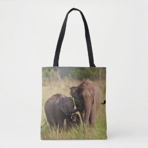 Tote Bag Famille d'éléphants asiatiques indiens dans la sav
