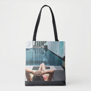 Tote Bag Femme allongée sur le salon de chaise marron