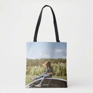 Tote Bag Femme assise sur le toit de berline blanche