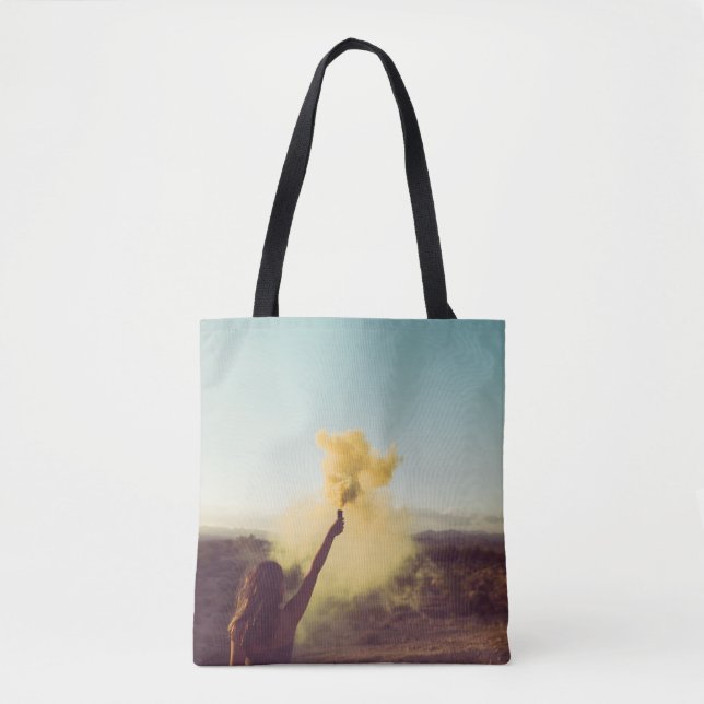 Tote Bag Femme debout dans le désert tenant la flamme (Devant)