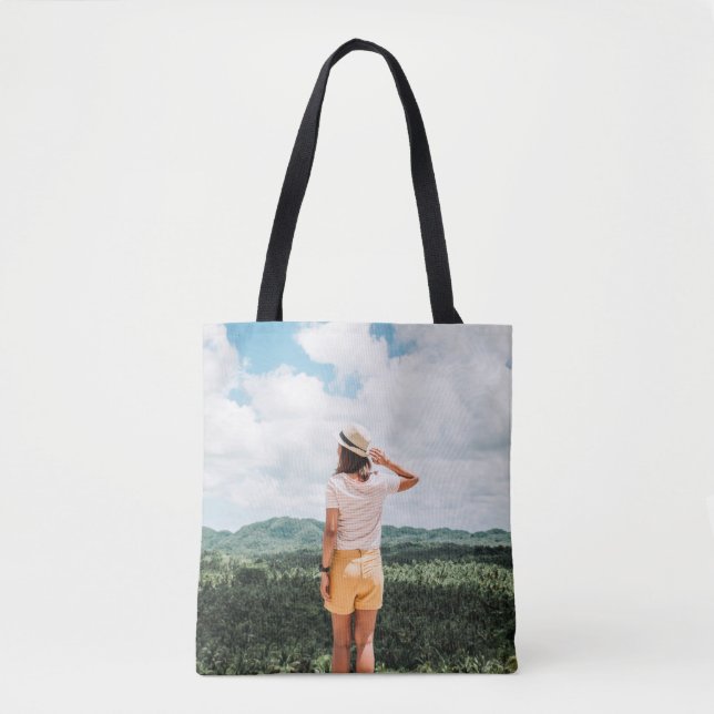 Tote Bag Femme debout près des arbres (Devant)