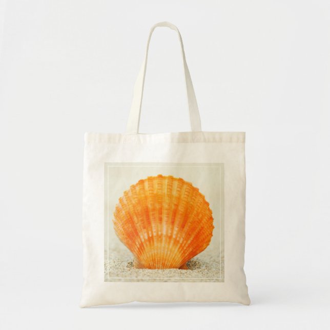 Tote Bag Feston Shell orange se tenant droit en sable (Devant)