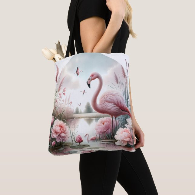 Tote Bag Flamant rose en Pastel Pond Floral Scene (De près)