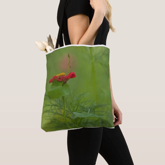 Tote Bag Fleur rouge sur le terrain (De près)