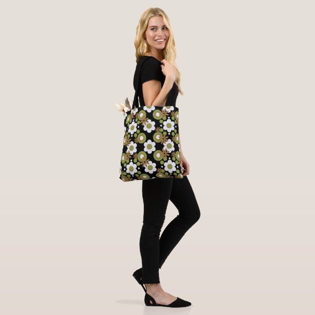 Tote Bag Fleurs Perles et beignets Camel Olive Blanc Noir (Sur le modèle)