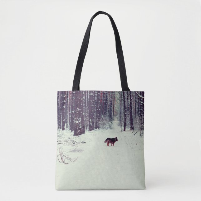 Tote Bag Forêt de pins enneigée d'hiver, chien marchant dan (Devant)