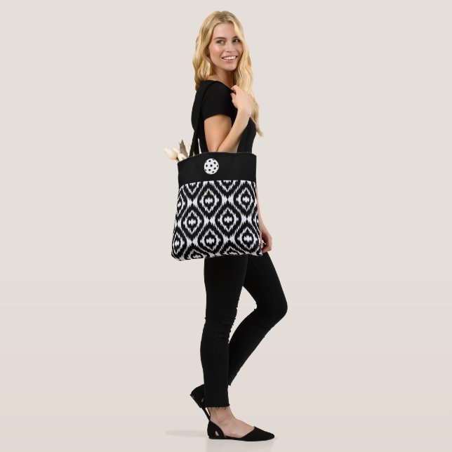 Tote Bag Fourre-tout Black White Ikat (Sur le modèle)