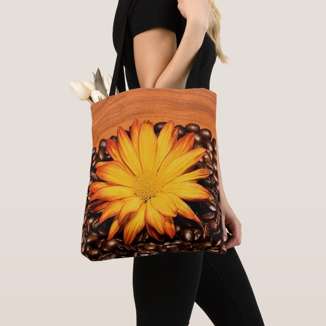 Tote Bag Haricots Brown au café, marguerite jaune (De près)