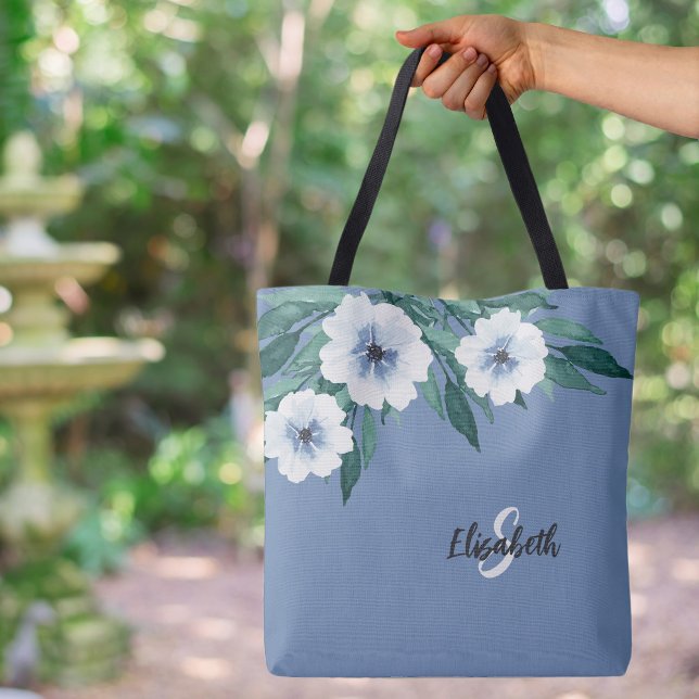 Tote Bag Initiale de nom personnalisée avec monogramme fleu (Stylish Monogrammed Name Initial Floral Dusty Blue Custom Canvas Tote Bag)