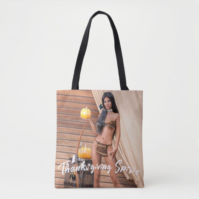Tote Bag Jeune Amérindien posant sur un mur en bois (Devant)