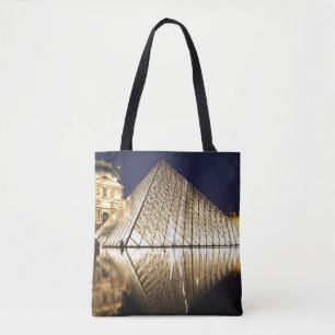 Tote Bag La vue nocturne de la Pyramide de verre du Musée d