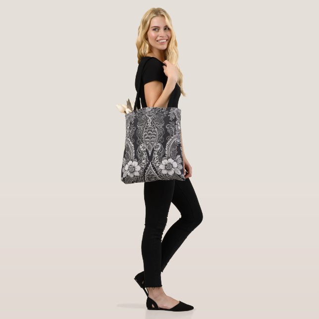 Tote Bag Lace Floral Harmony (Sur le modèle)