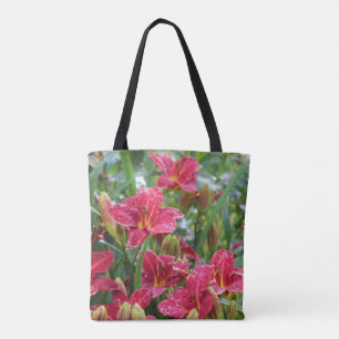 Tote Bag Le cramoisi ombrage des Daylilies de jour pluvieux