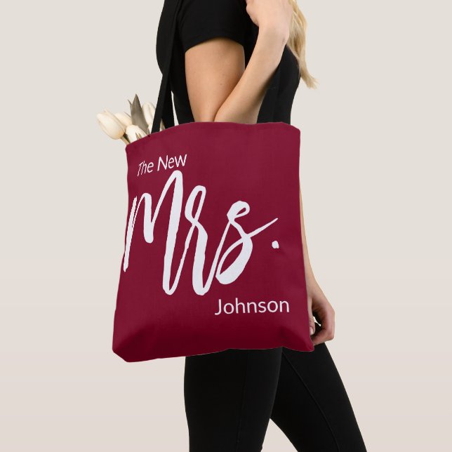 Tote Bag Le nouveau nom de famille Mme Script Burgundy & Wh (De près)