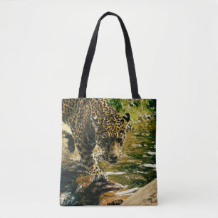 Tote Bag Leopard Crossing a Stream Photographie