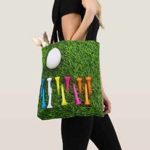 Tote Bag Les tee - shirts de golf sont sur l'herbe verte.