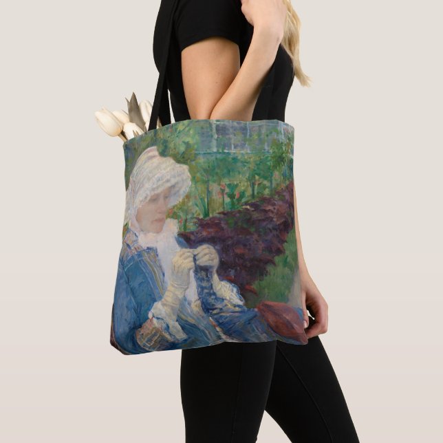 Tote Bag Lydia faisant du crochet dans le jardin à marneux (De près)