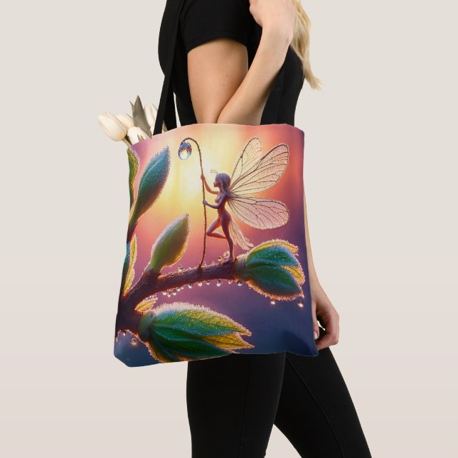 Tote Bag Magical fairy with dewdrop lantern on the branch (De près)
