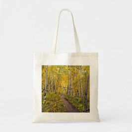 Tote Bag Magnifique sentier automnal panoramique dans un bo