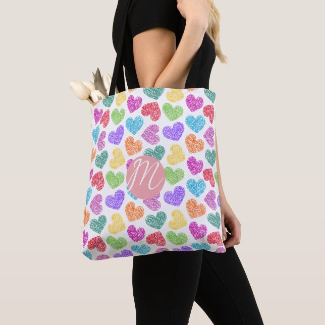 Tote Bag Moderne Vibrant Rainbow Doodle Hearts Monogramme (De près)