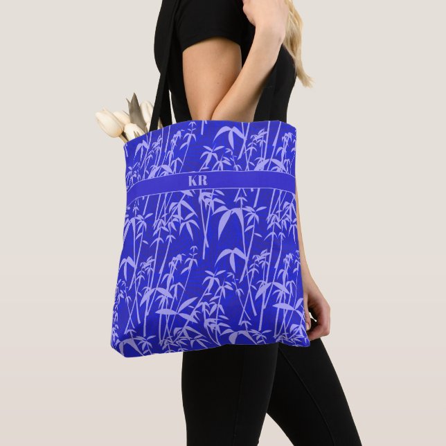 Tote Bag Motif en bambou violet clair sur bleu avec initial (De près)