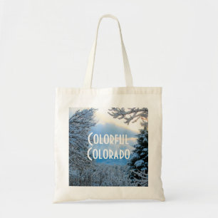 Tote Bag Neige sur pins dans les montagnes rocheuses du Col