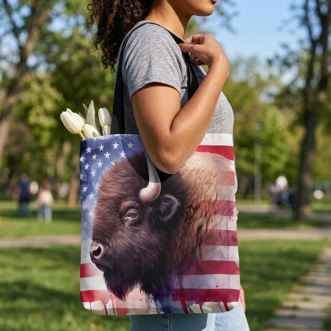 Tote Bag Œuvre d'art majestueuse représentant des bisons am (Majestic American Bison & Patriotic Flag Artwork. Tote Bag)