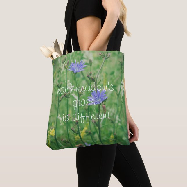 Tote Bag Ombre d'été verte avec fleurs bleues (De près)
